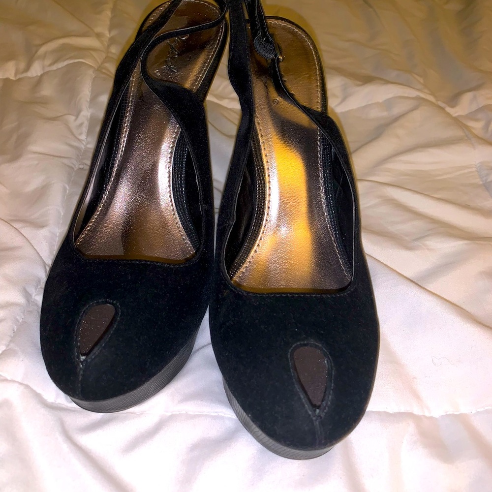 Black platform shoe
